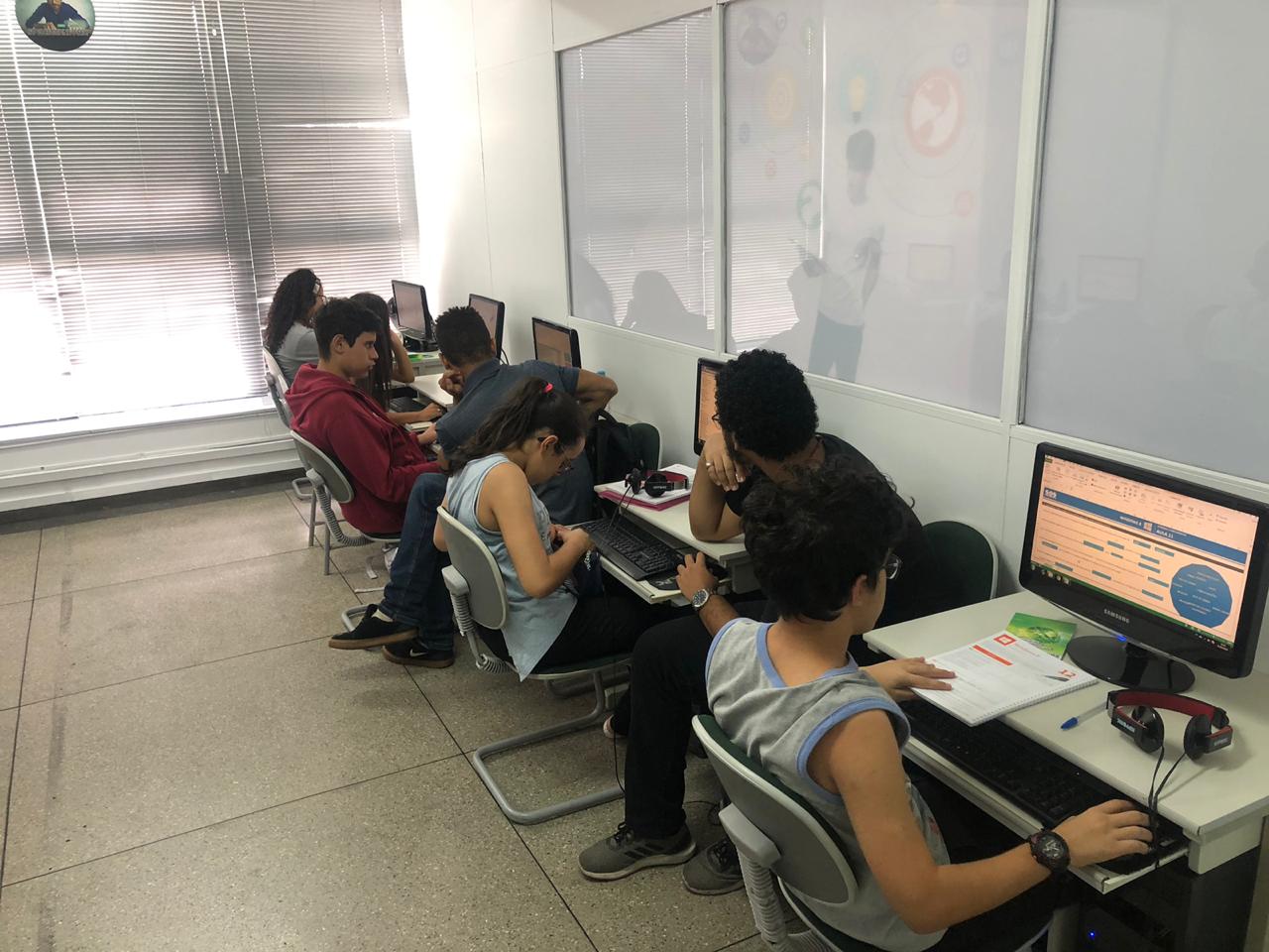 Alunos em sala de aula na SOS Tecnologia e Educacao em Alipio de Melo, Belo Horizonte